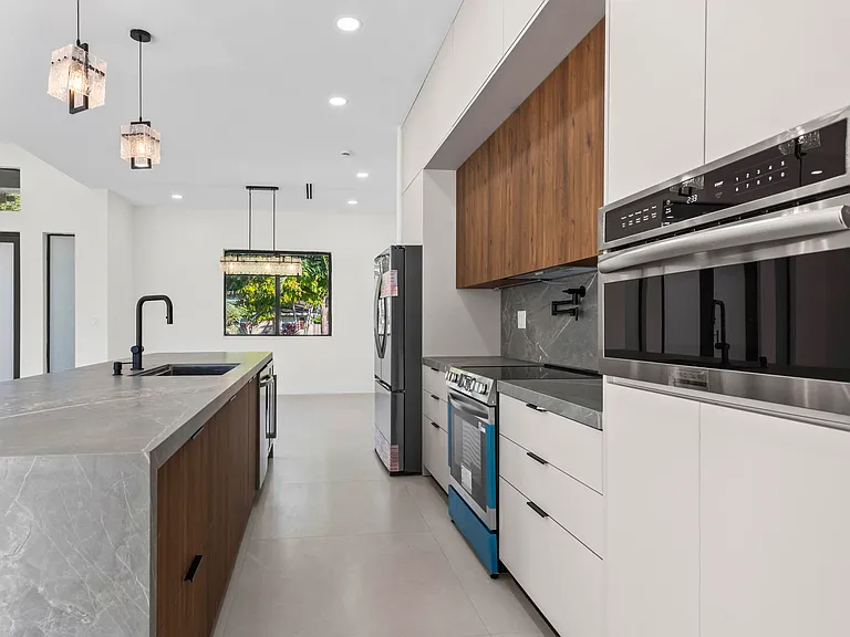621 NW 42nd Ave — Photo 11