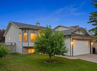 940 W Coventry Dr NE, Calgary, AB T3K 4J6