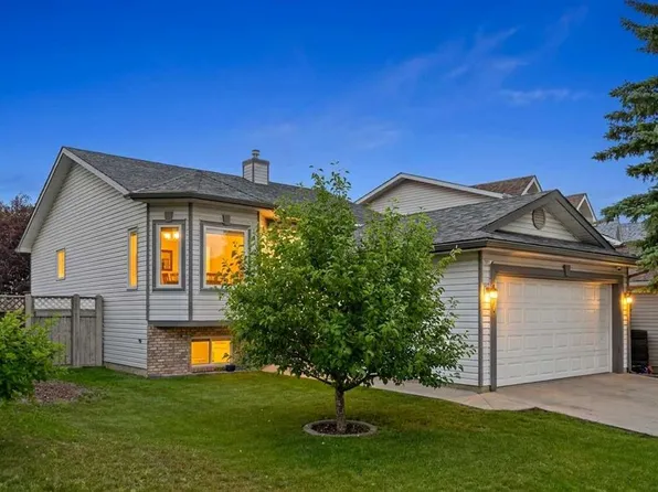 940 W Coventry Dr NE, Calgary, AB T3K 4J6