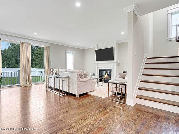 5th image of 589 W Park Ave