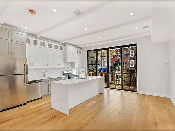 3rd image of 1324 Jefferson Ave #1