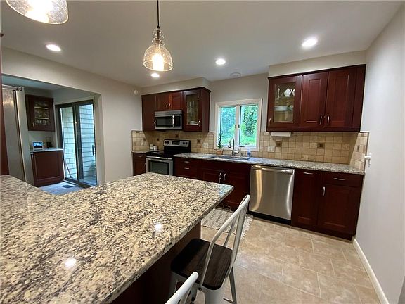 4th image of 23 Beechnut Dr