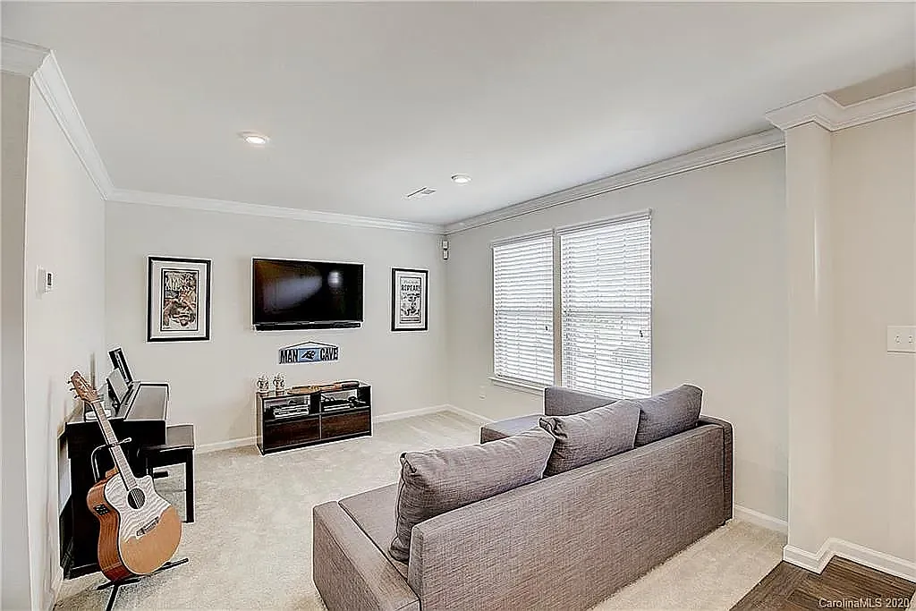 3 bed, 1993 sqft, $2,350 — Photo 3