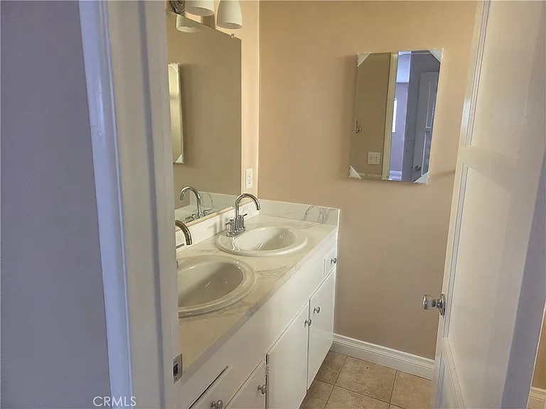 15219 Wyandotte St — Photo 12