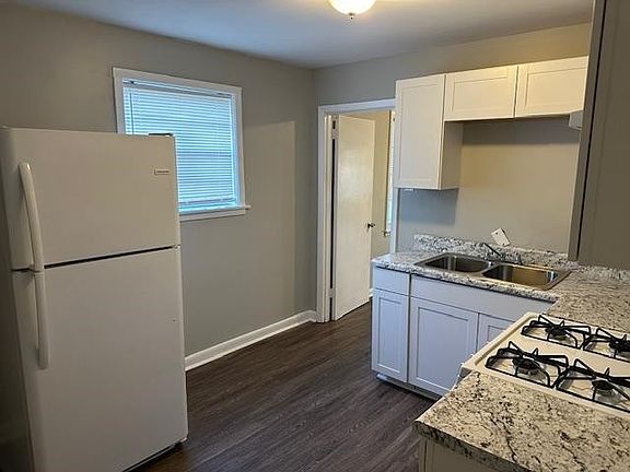 5th image of 672 Carpenter St