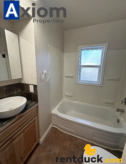 3 bedroom 1 bathroom home with large fenced yard! — Photo 14