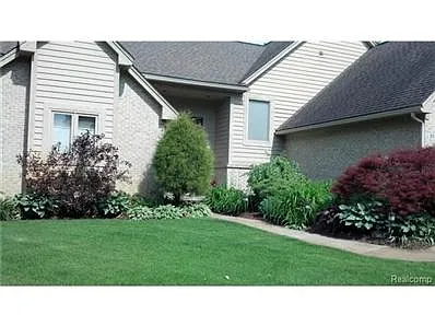 2025 Lakeshore Dr photo 1