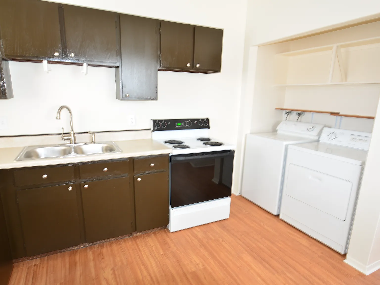 2 bed, 1060 sqft, $1,600 — Photo 3