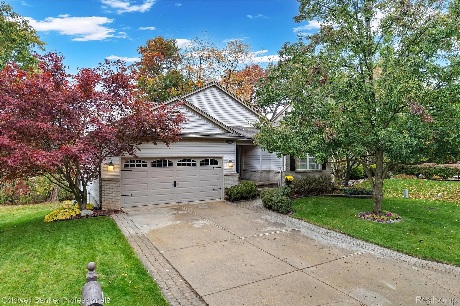 2376 Forest Hills Dr photo 1