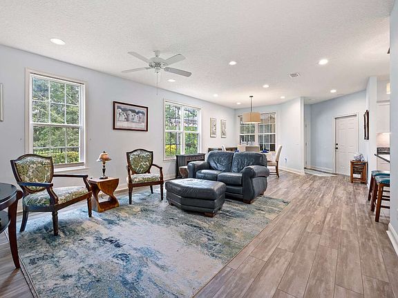 5th image of 10425 Riverwood Dr