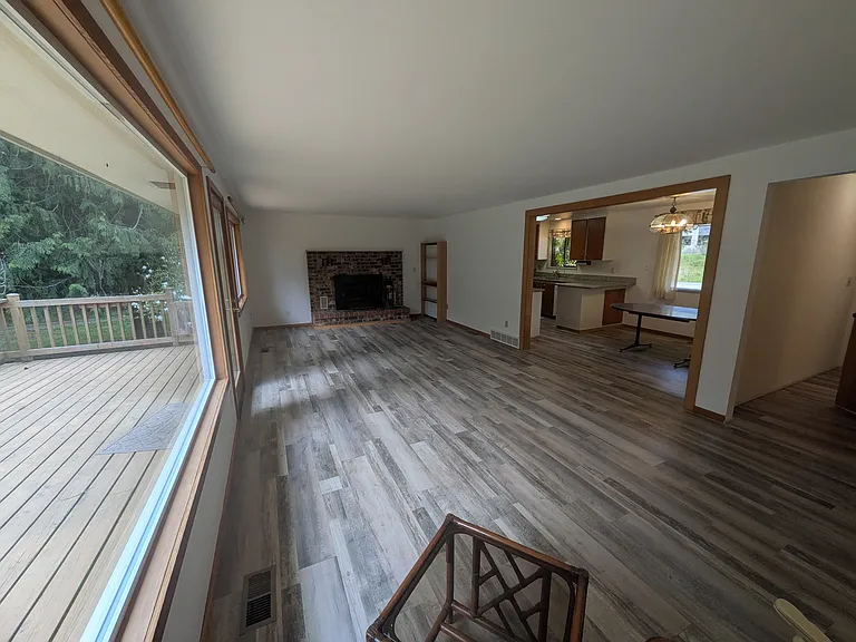 2421 Hastings Ave W — Photo 2