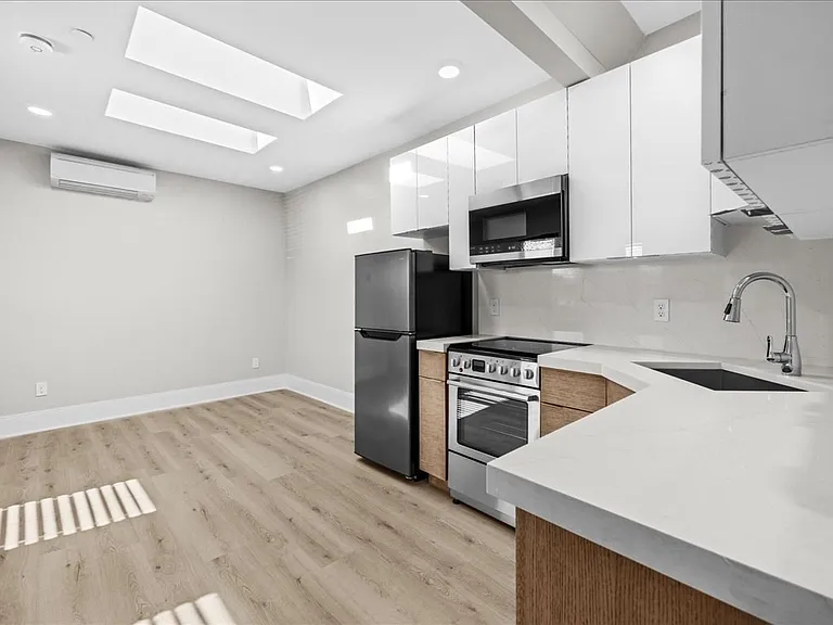 87-89 Malden St #302 — Photo 2
