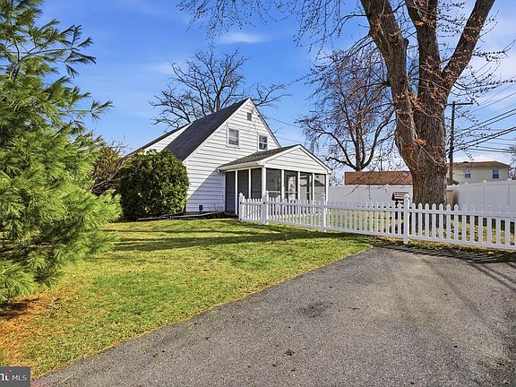 2nd image of 2704 Quaint St