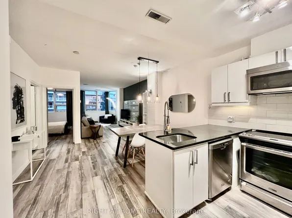 393 King St W #1106, Toronto, ON M5V 3G8