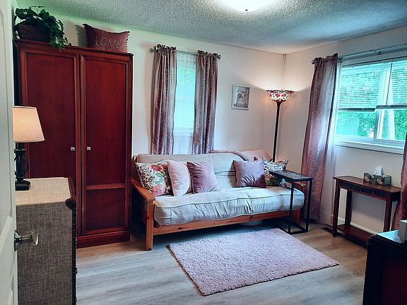 3rd image of 106 Jordan Ln