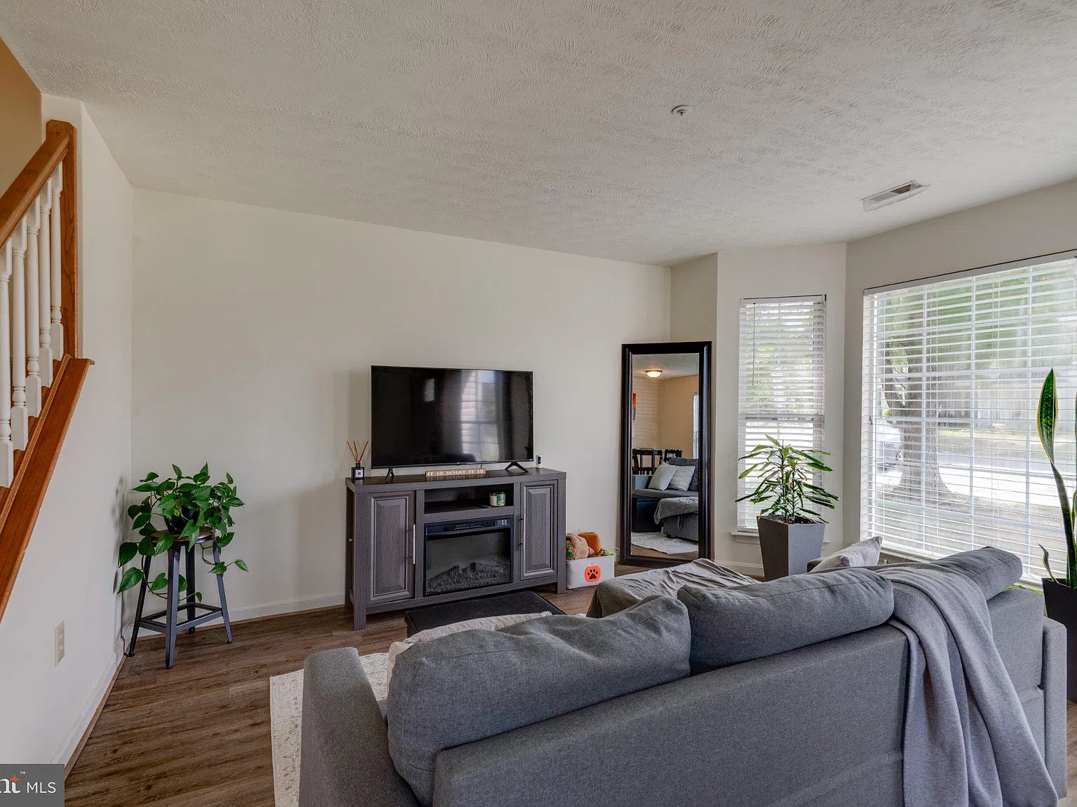 3 bed, 2.5 bath, 1358 sqft, $2,100 — Photo 2