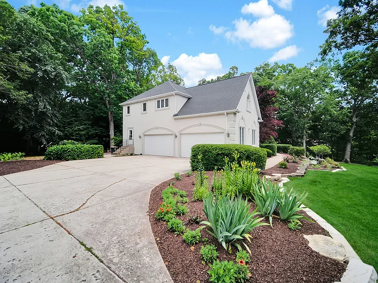 36W244 Fieldcrest Dr — Photo 4