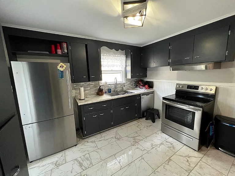 1345 Roselle Ave — Photo 5