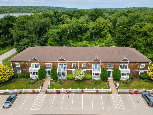 21 Starr Dr APT 103, Narragansett, RI 02882
