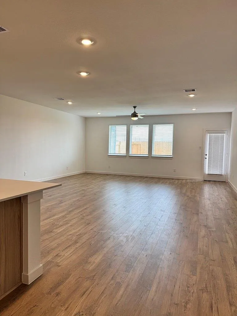 4 bed, 2.5 bath, 2275 sqft, $2,400 — Photo 3