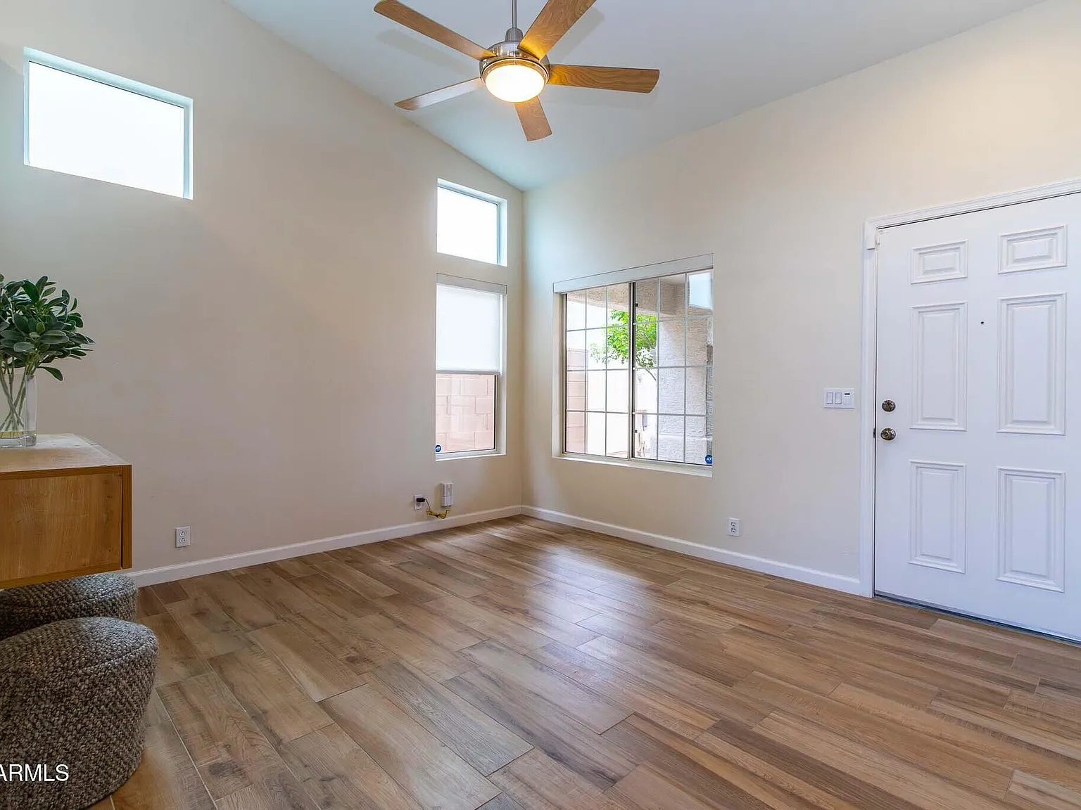3 bed, 2.0 bath, 1012 sqft, $2,400 — Photo 3