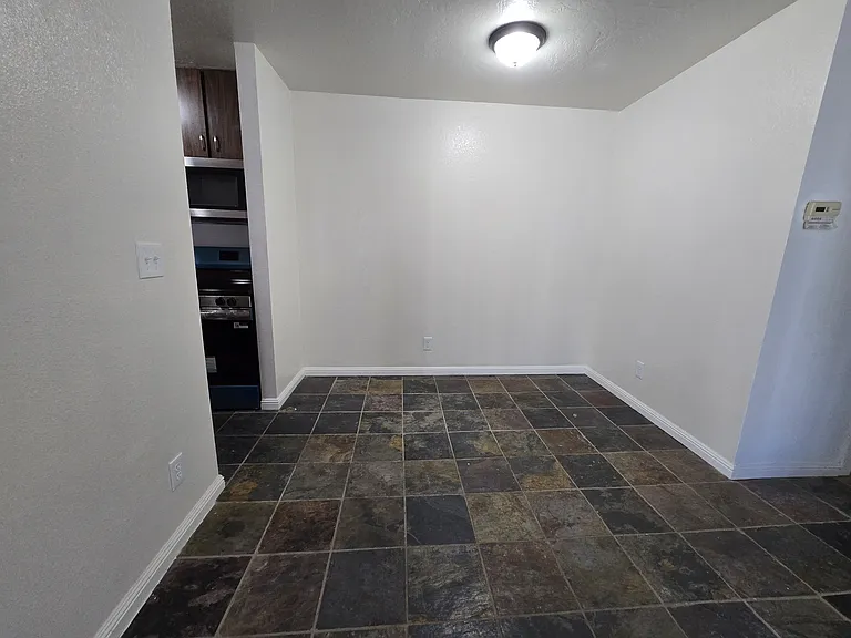 Echo Manor Apartments — Photo 7