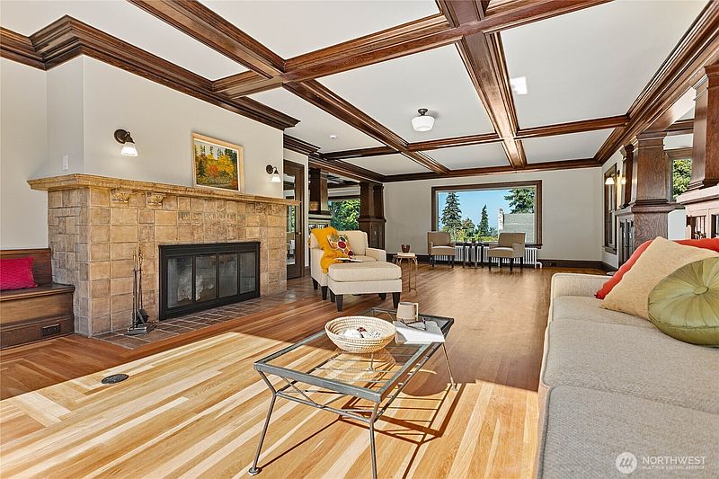 5th image of 800 E Laurel Street