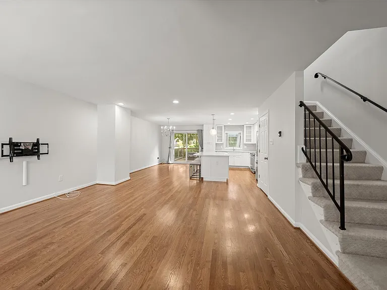 315 Center St N — Photo 5