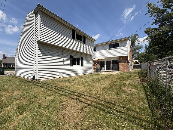 3rd image of 747 Jamaica Dr #1