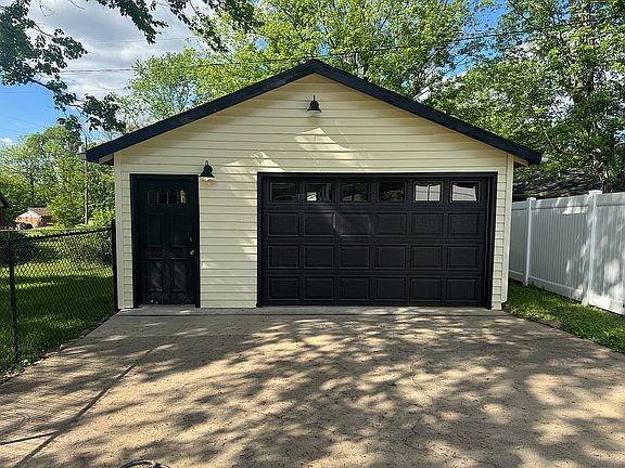 Detached garage 