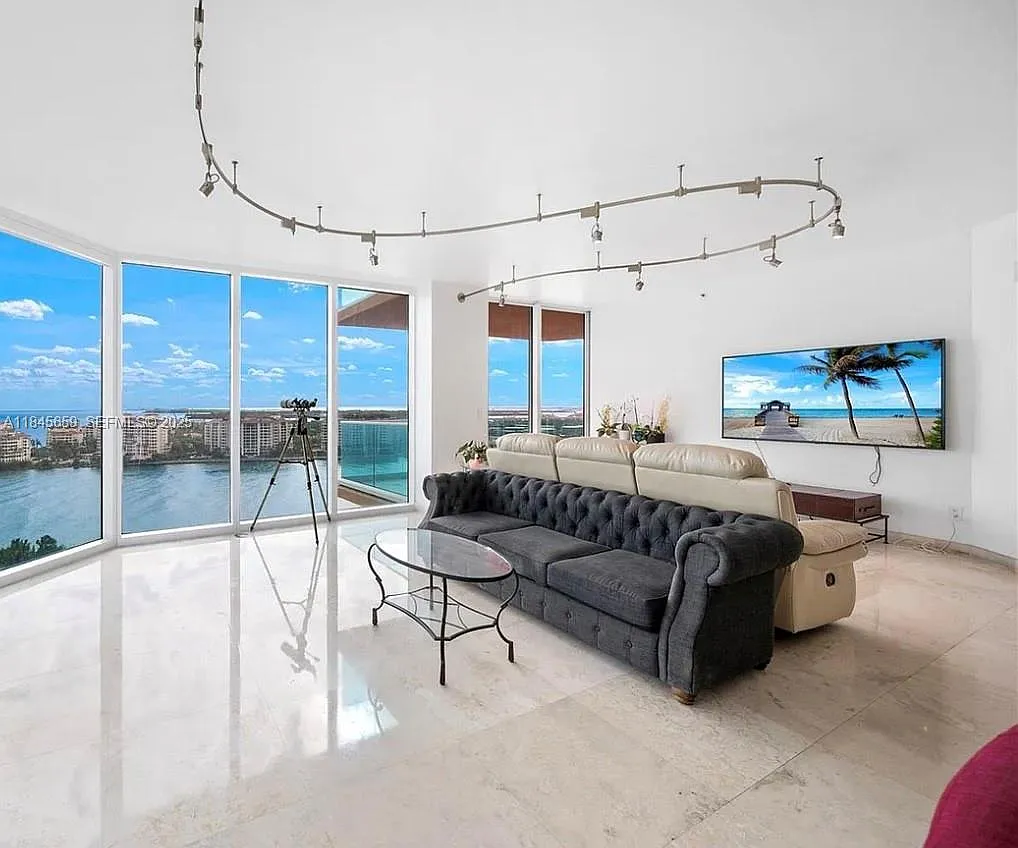 3 bed, 2340 sqft, $20,000 — Photo 1