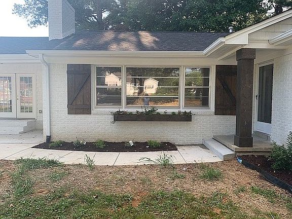 Front of house w/ Flower box