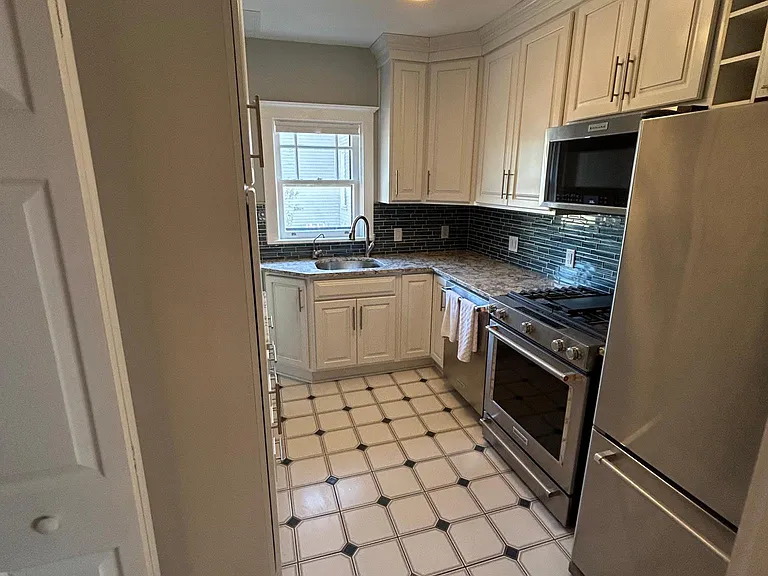 315 W 3rd St — Photo 2