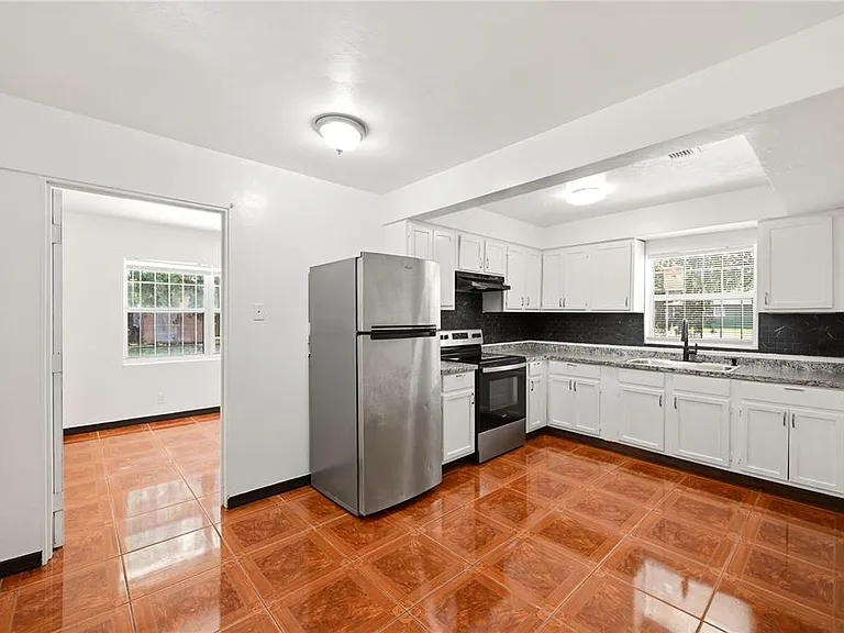808 S Ivey Ln — Photo 8