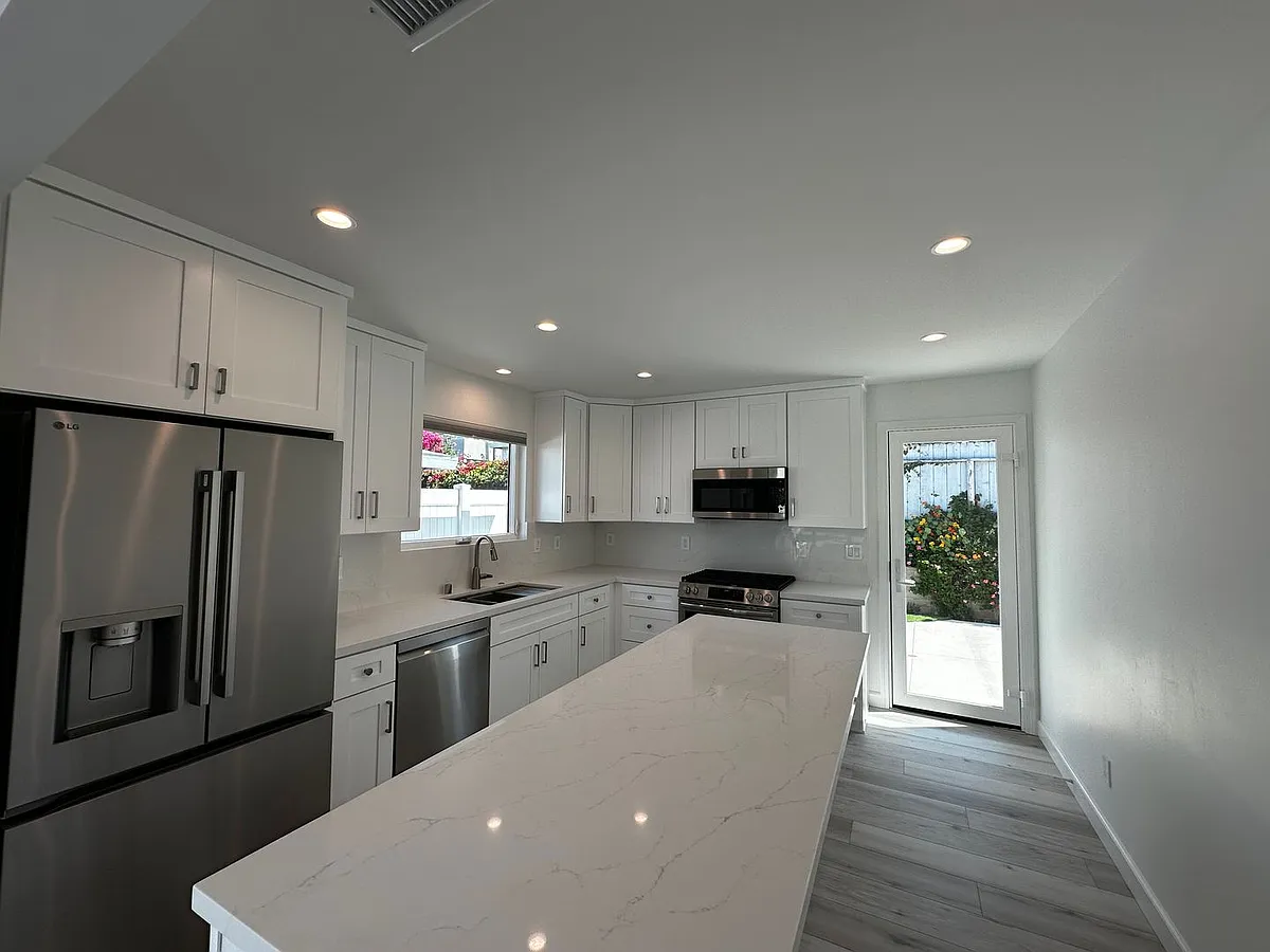 Building Photo - 2065 Edinburg Ave