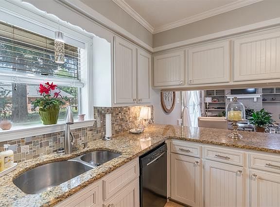 5th image of 23110 Lange St