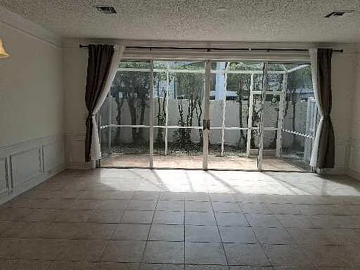 3 bed, 2.5 bath, 1719 sqft, $3,700 — Photo 2