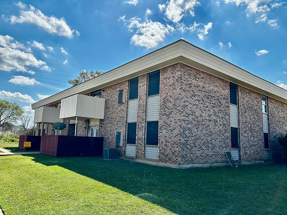305 Green Briar St #24