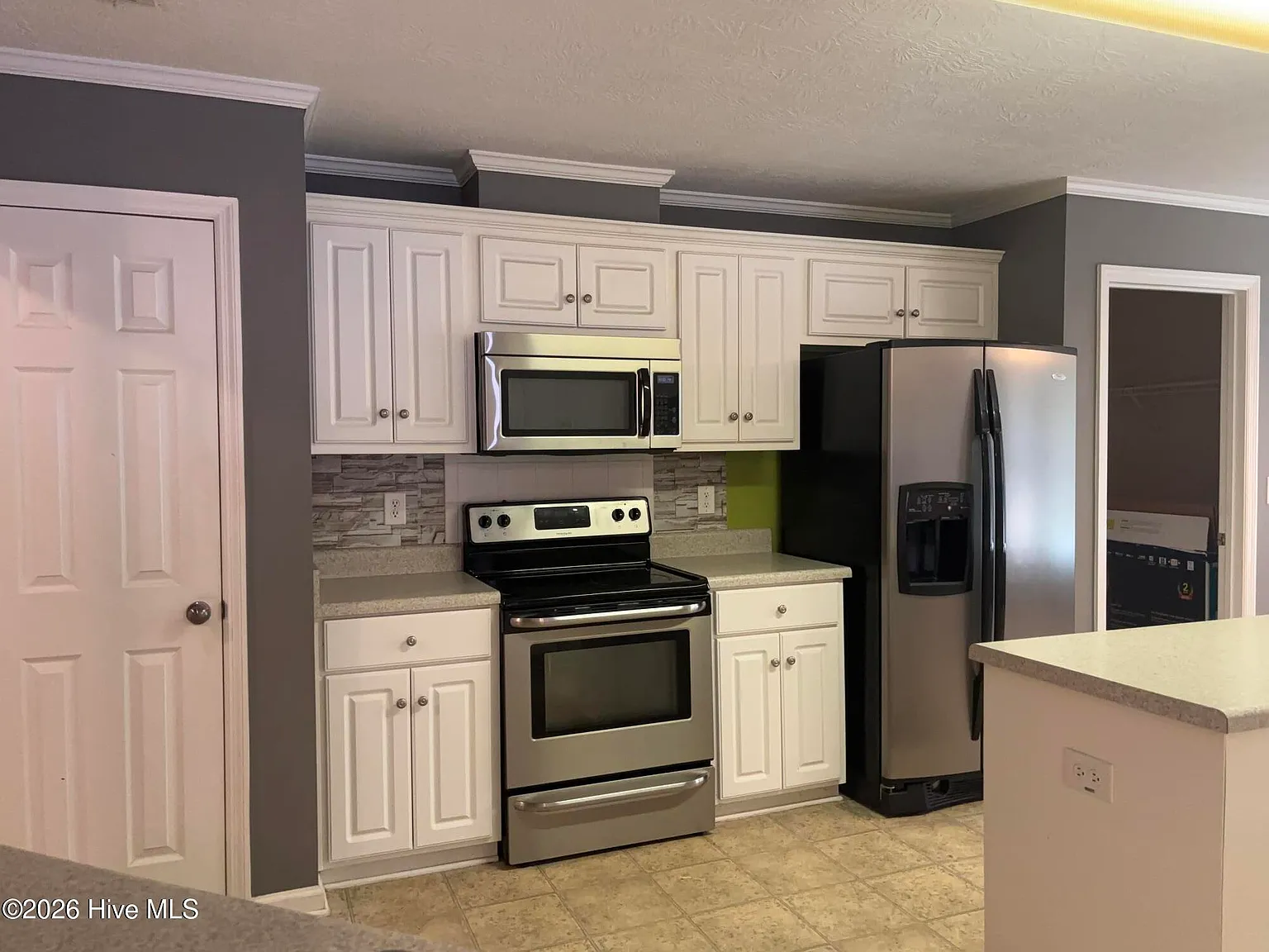 4 bed, 2.0 bath, 2251 sqft, $2,100 — Photo 4