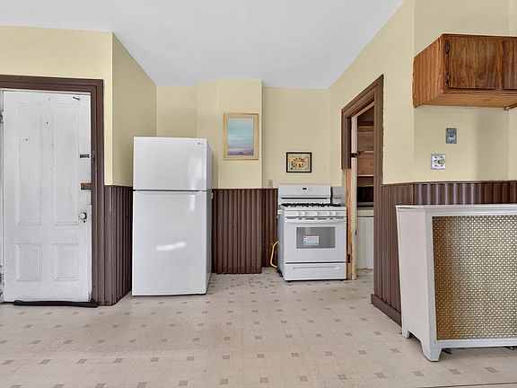 3rd image of 28 Forest St