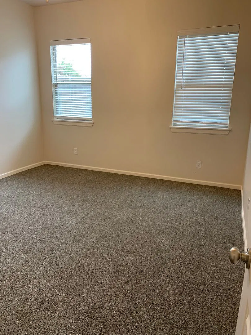 3 bedroom, 2.5 bathroom, 2 car garage Gated Neighborhood — Photo 4