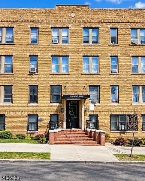295 Hawthorne Ave #1D