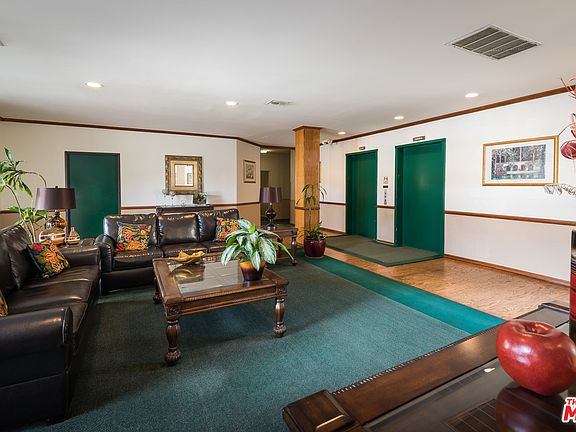 5th image of 17914 Magnolia Blvd Unit 300