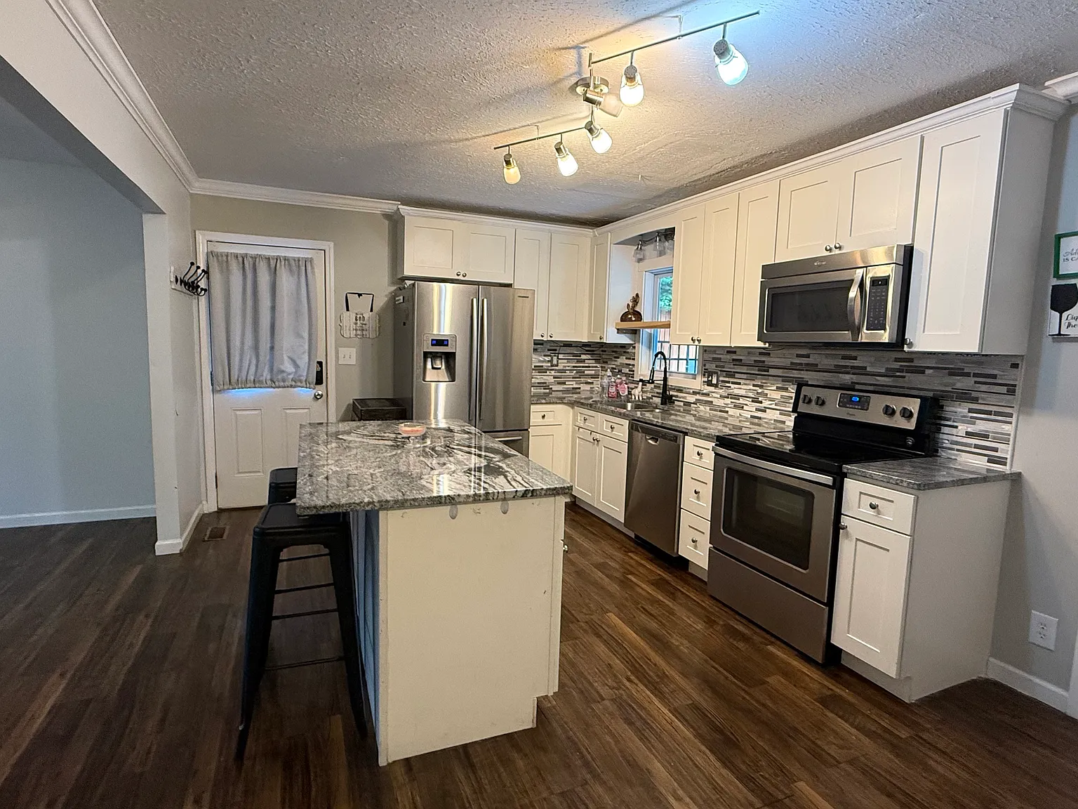 3 bed, 960 sqft, $2,200 — Photo 3