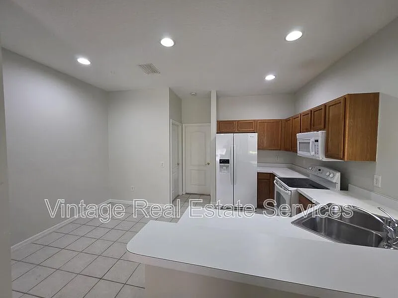 Kings Lake Townhomes — Photo 4