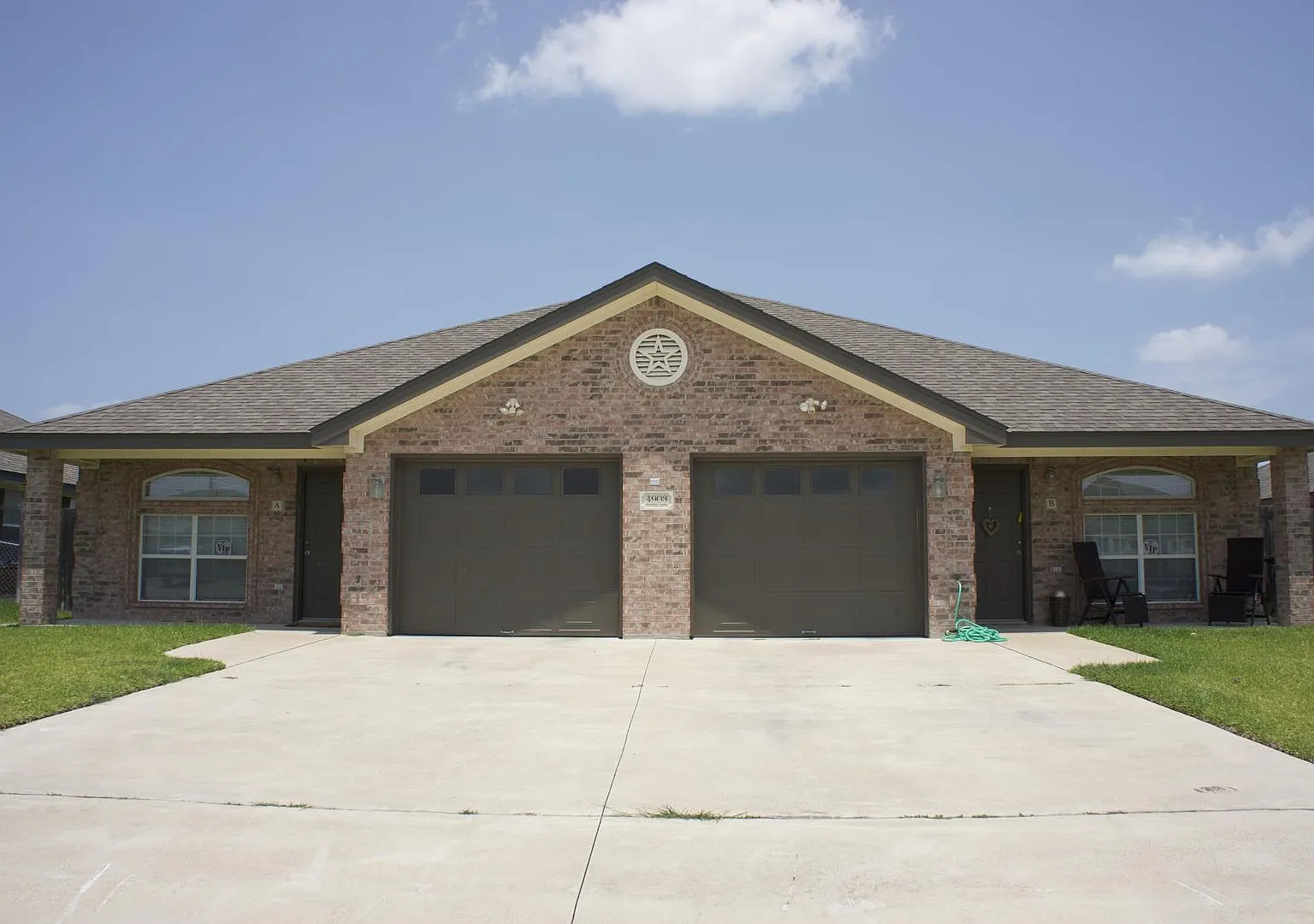 3 Bedroom / 2 Bath Duplex Near Clear Creek — Photo 1