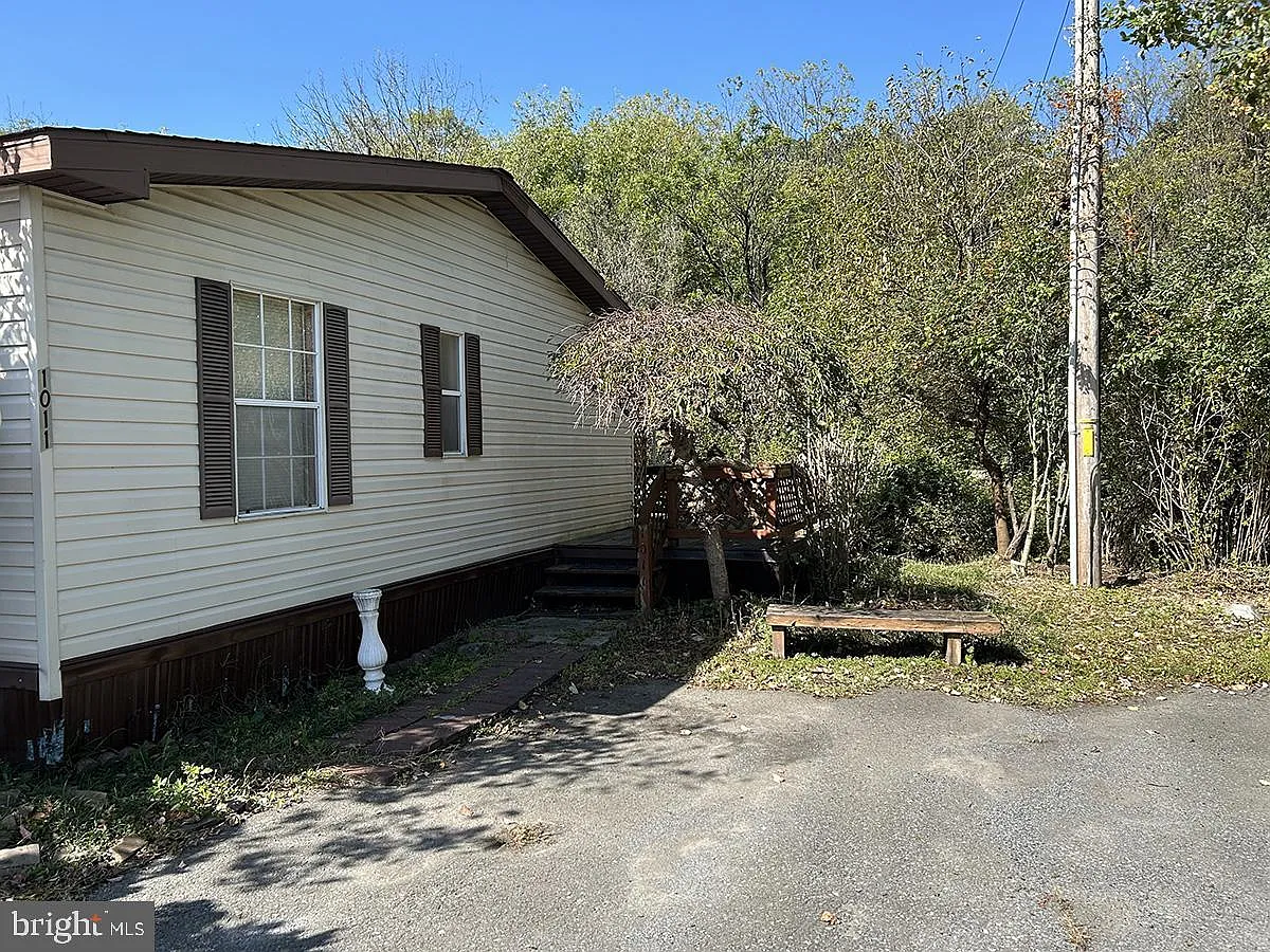 1011 Valley Ct photo 1