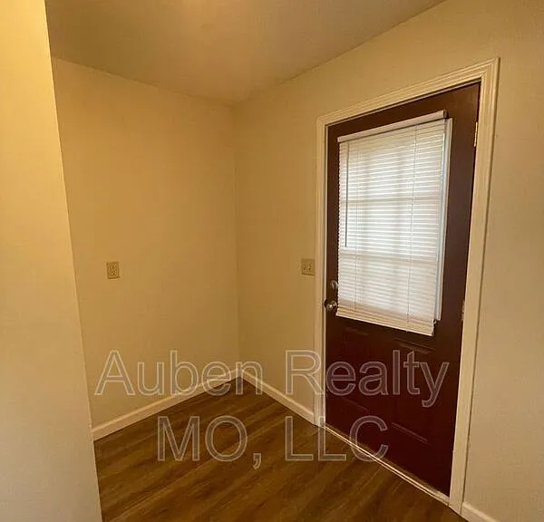 667 Thornton St — Photo 8