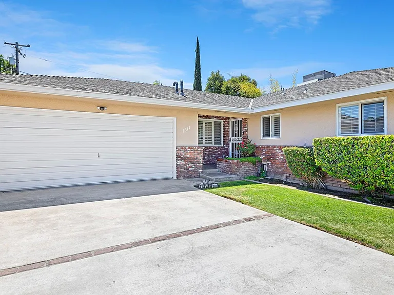 1511 E Almendra Dr — Photo 3