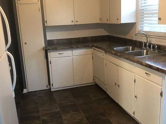 3rd image of 4050 Lester Ave NE